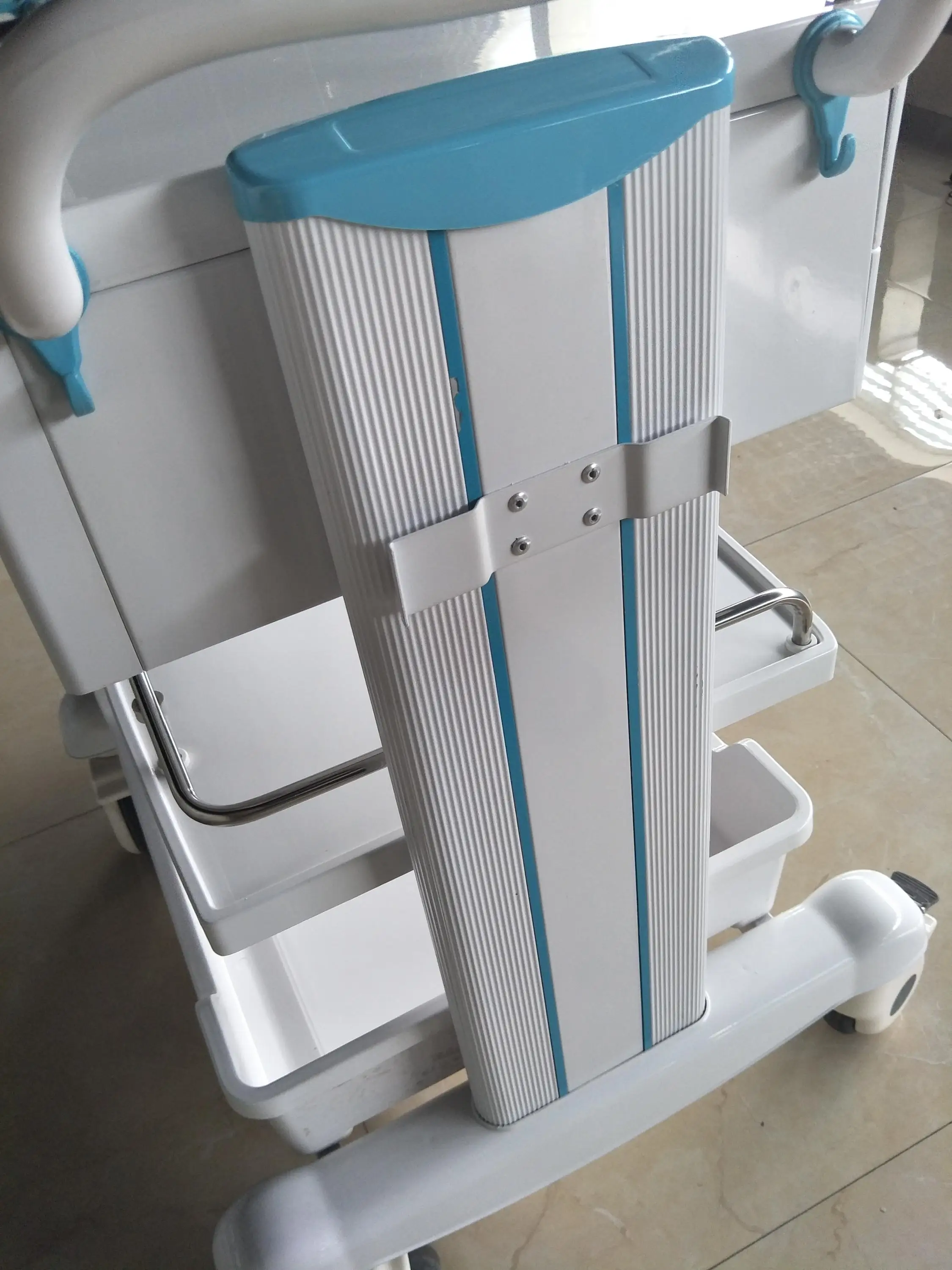 Hospital ABS plastic treatment trolley for emergency use with trash can