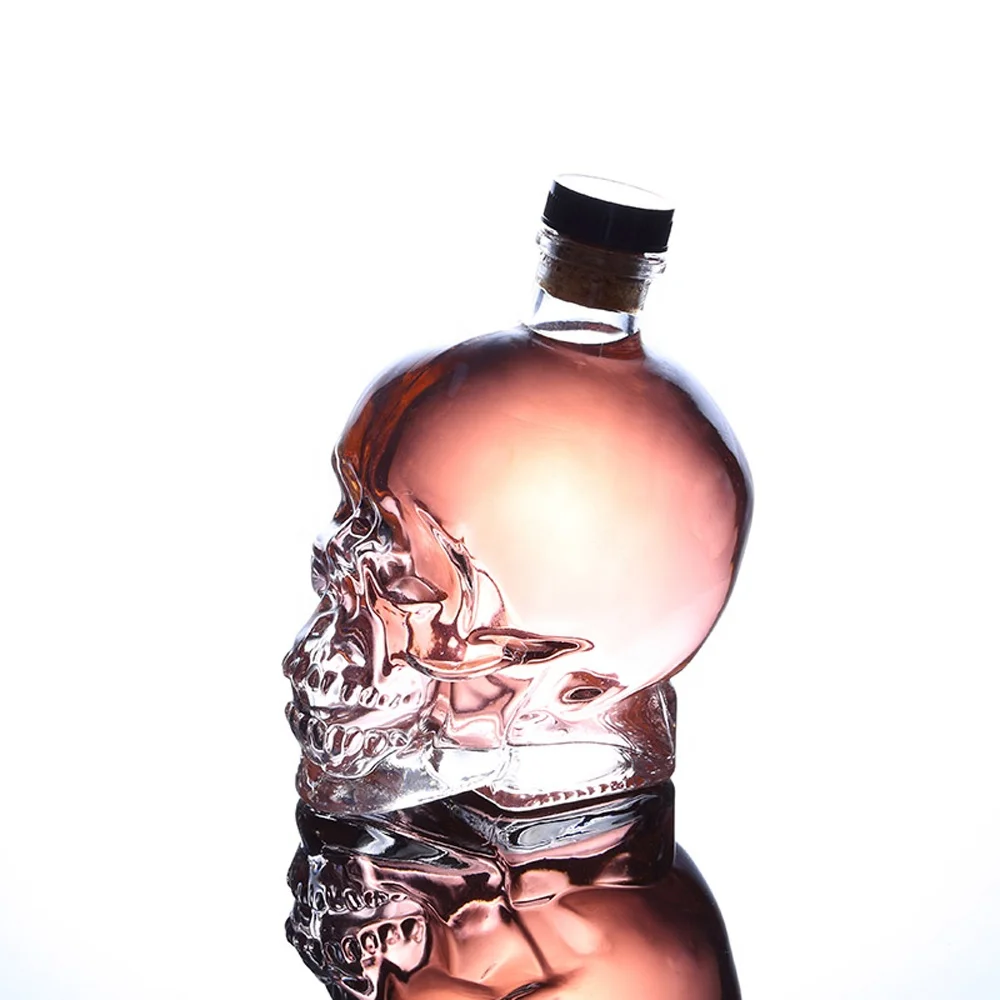 Джин розовый череп. Джин в бутылке с черепом. Gin в бутылке в форме черепа. Необычные бутылки. Алкоголь в оригинальных бутылках.