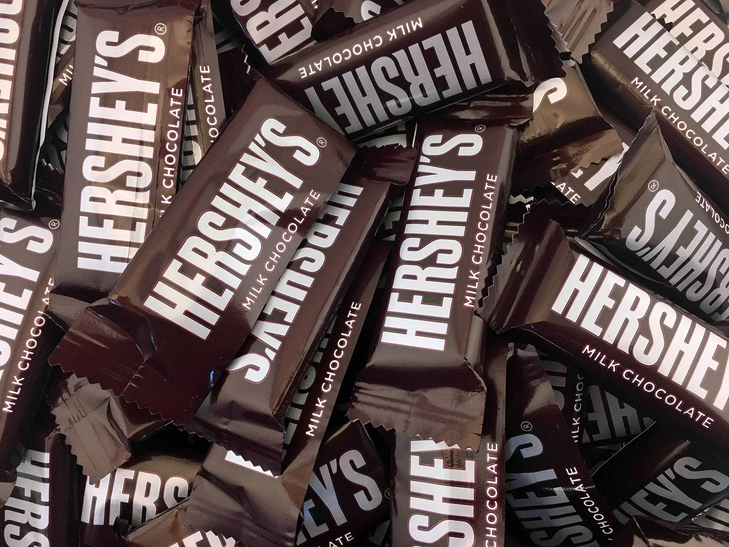 The hershey company. Шоколад американский Хершес. Hershey’s в Херши. Батончик Hershey s. Херши шоколад батончик.