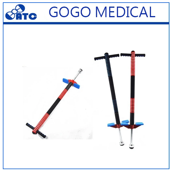 塑料pogo 棒和跳跃棒使用的孩子