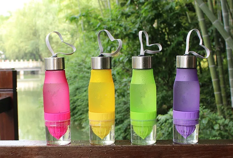 Free Sample Plastic Sports Fruit Infuser Water Bottle with Handle, Lemon Juice Bottle
