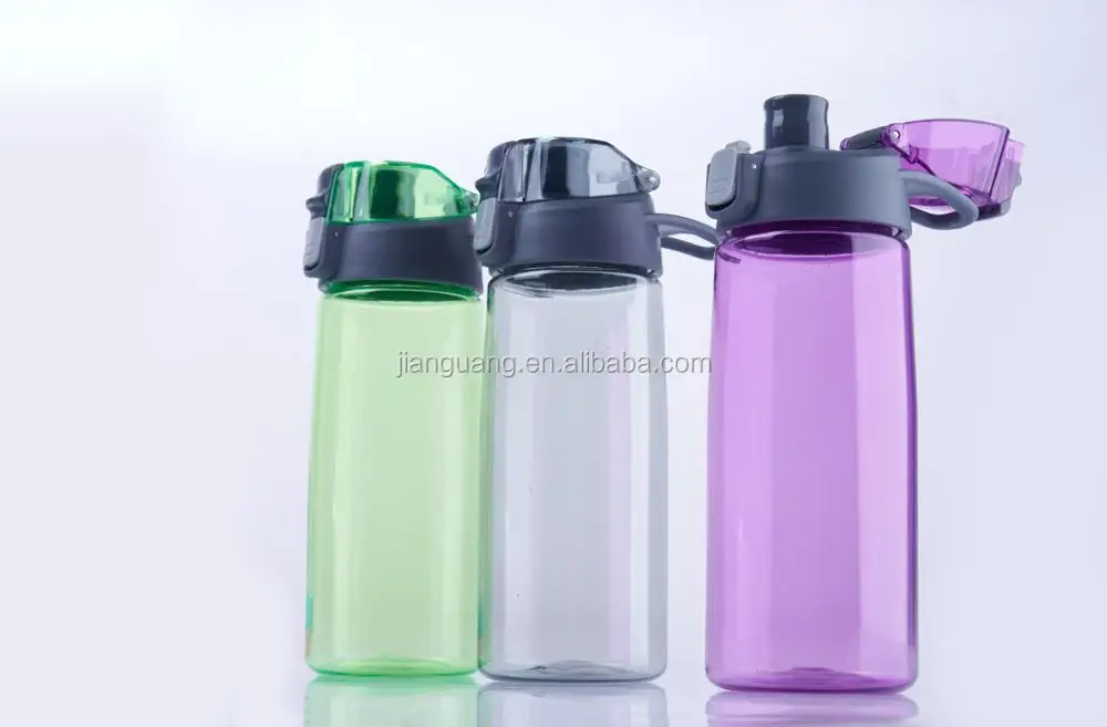 Бутылка для воды с стаканом. Бутылка для воды. Пластиковая бутылка для воды. Многоразовая бутылка для воды. Бутылка для воды пластиковая многоразовая.