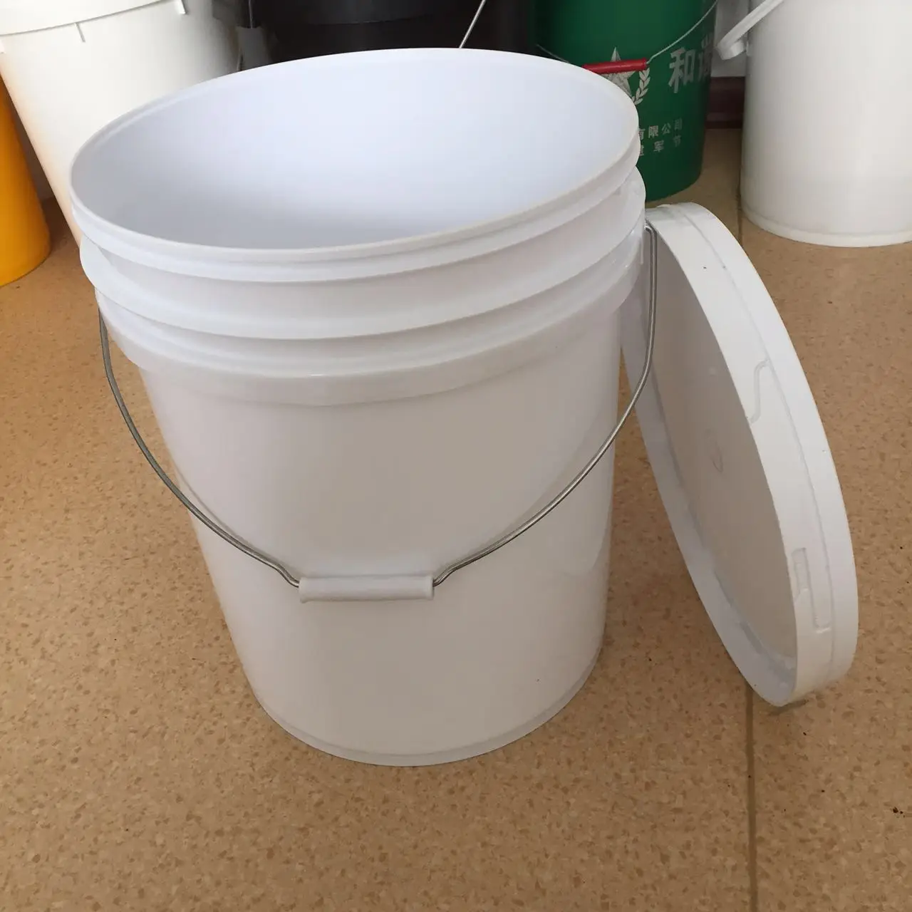 25 Liter Tall White Round Pp Bucket With Wire/plastic Handle And Flower