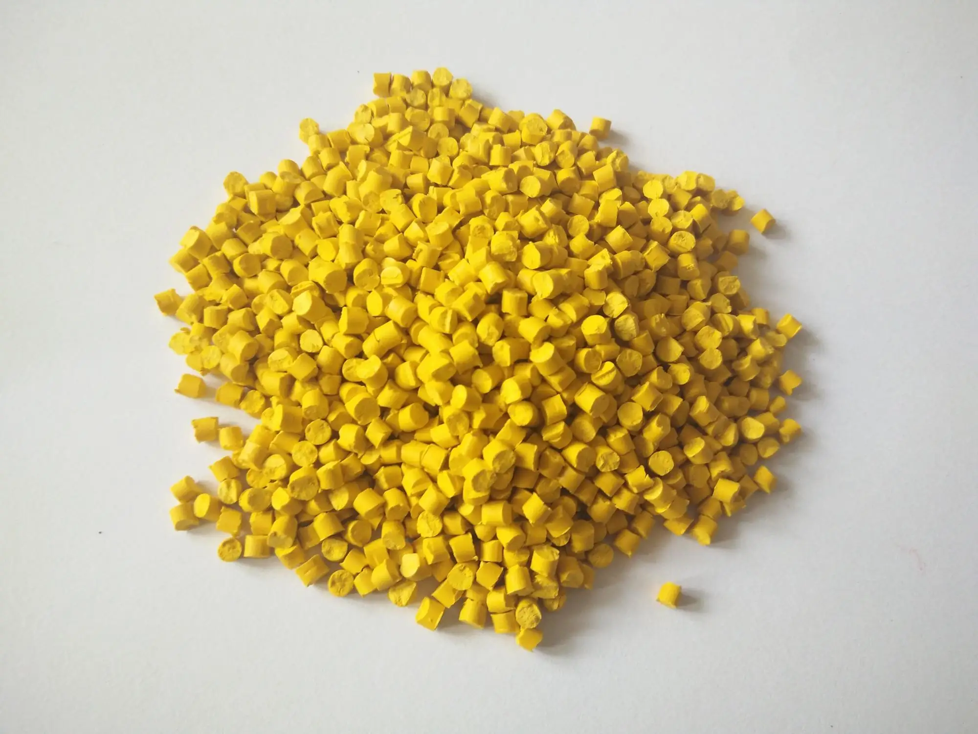 Golden Glow Color Plastic Gold Masterbatch Colorful Granules Of Gold ...