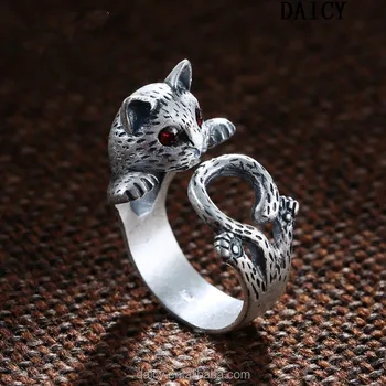 bryunetki-kiska-s-koltsom-foto-boobs