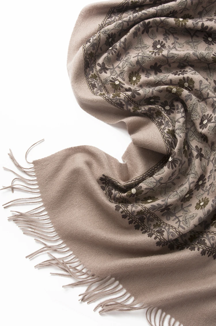 New Arrival Lady Paisley Embroidered Indian Pure Wool Shawls with Tassels