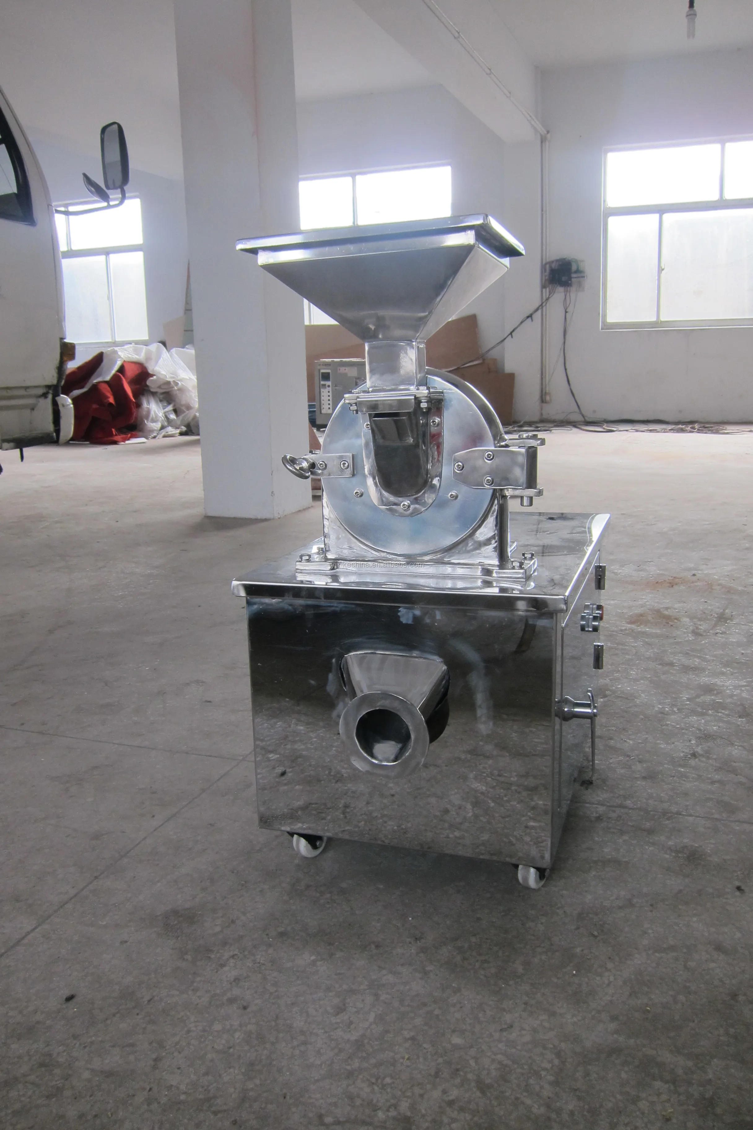 High Quality Black Pepper Crushing Machine/ Black Pepper Grinding Mill