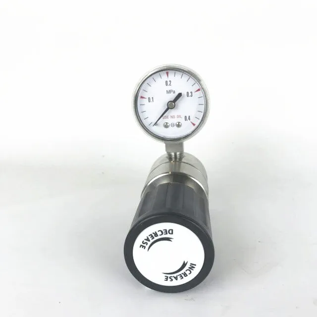 adjustable oxygen pressure regulator with gauge