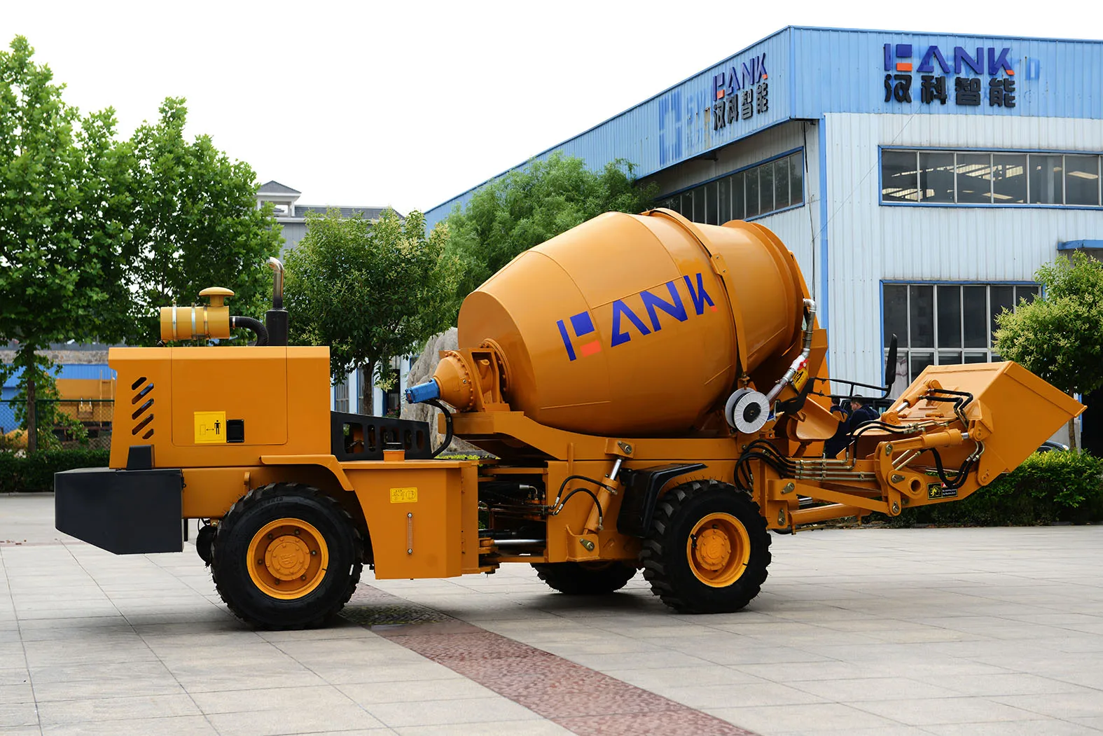 0.5/1.0 M3 Concrete Mixer Truck/mini Self Loading Mixer Truck For Sale