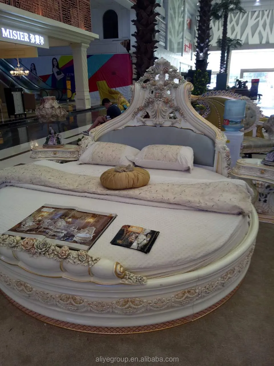 Luxury Furniture French Style Solid Wood Carved Round Bed With Best