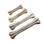 нажми кость. нажми кость. еда для собак для зубов. подушечка большого пальца на ноге. белая косточка.