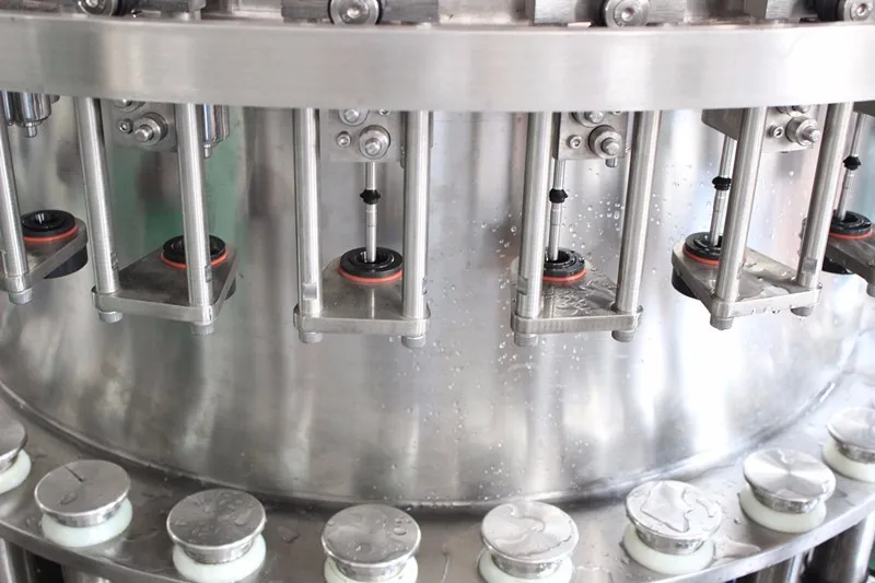 Co2 Carbonated Wine Filling Machine For Glass Bottle Aluminium Screw