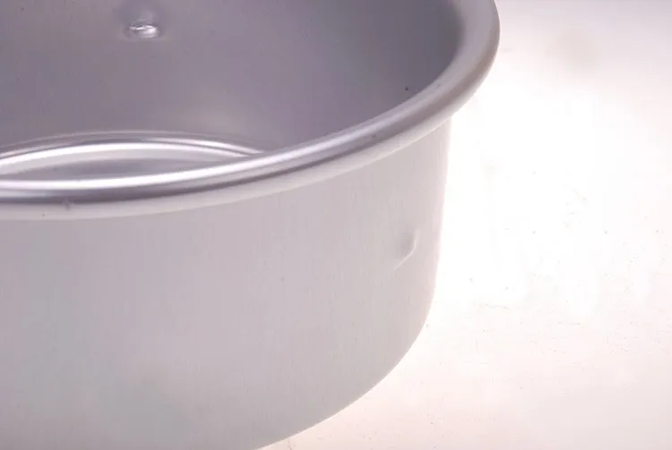 round cake pan with hole in middle