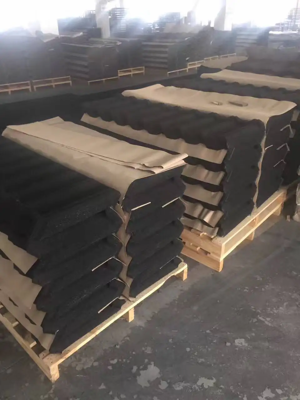 3. 20gp Can Loading 9600pcs *2.7kg Stone Coated Solar Roof Tile Kenya