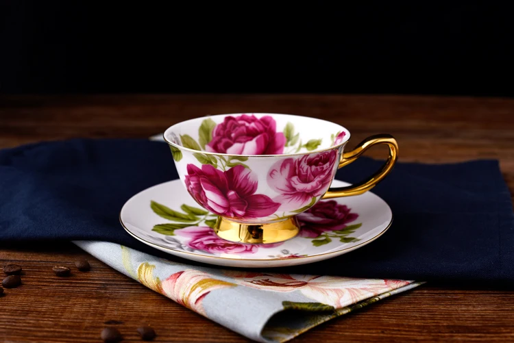 茶杯和茶碟粉红色和花卉玫瑰图案咖啡杯黄金礼物 - buy 杯子和茶碟