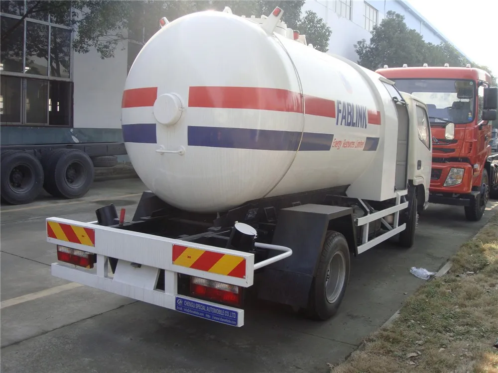 china new lowest price dongfeng small 5000 l propane truck transport