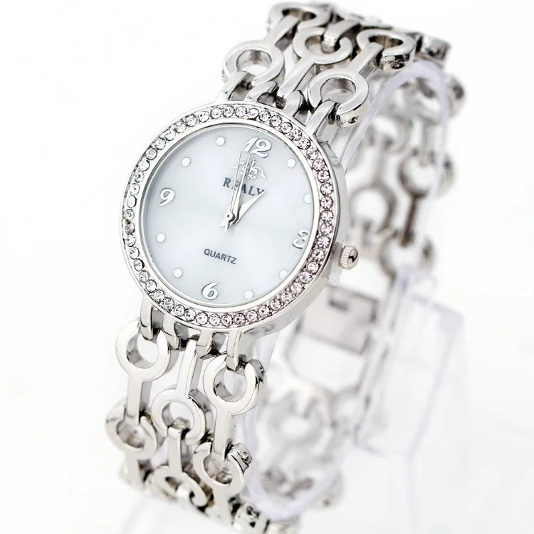 Женские наручные часы на металлическом браслете