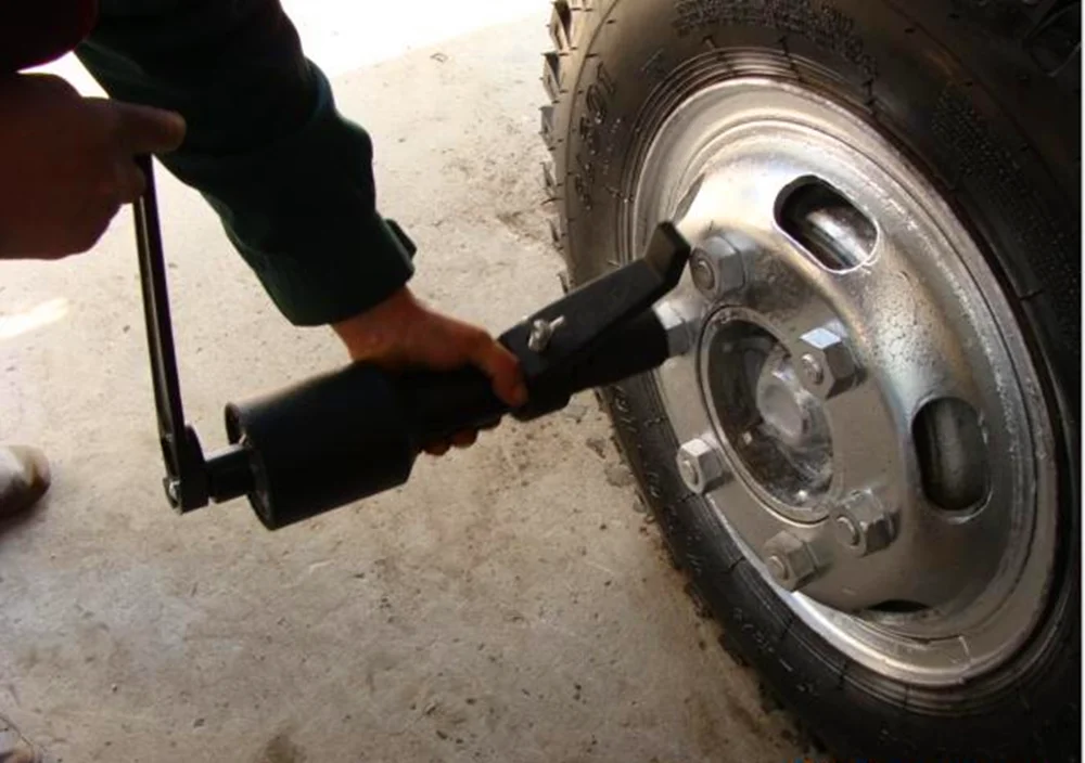 truck wheel removal tool