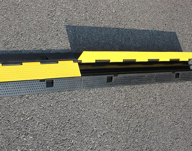 黑色和黄色 3 通道橡胶电缆保护器坡道