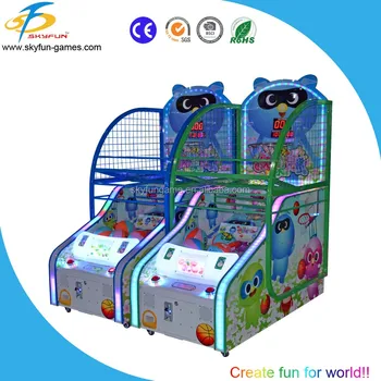 Piccolo Gatto Arcade Gettoni Macchina Del Gioco Di Basket Partita Di