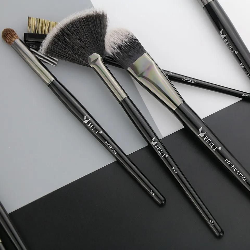 brochas de maquillaje negras