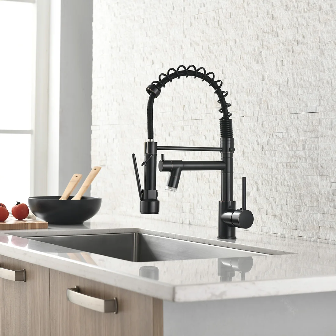 Single-Handle Pull-Down Sprayer Kitchen Faucet in Matte Black
