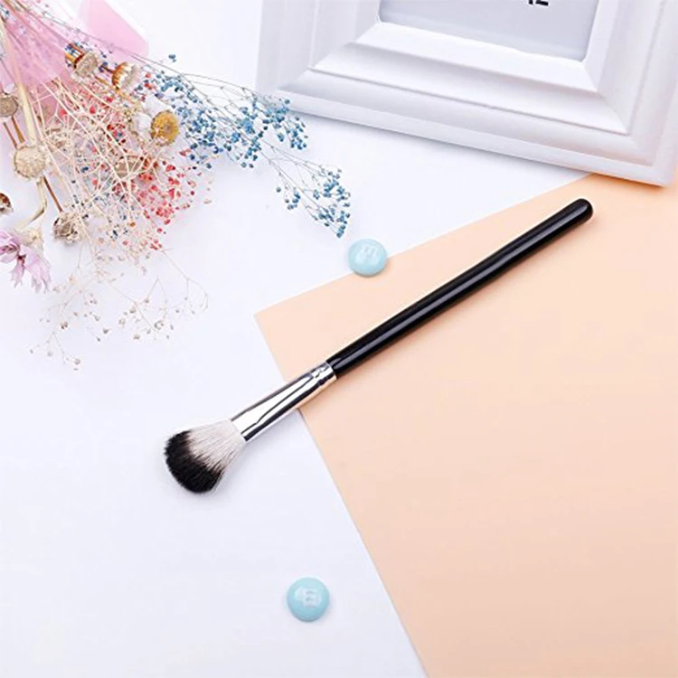 eyeshadow blending brush.jpg