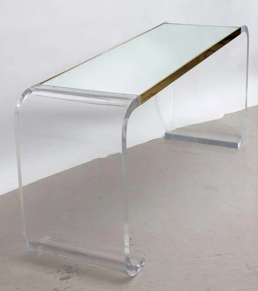 Прозрачный столик из пластика