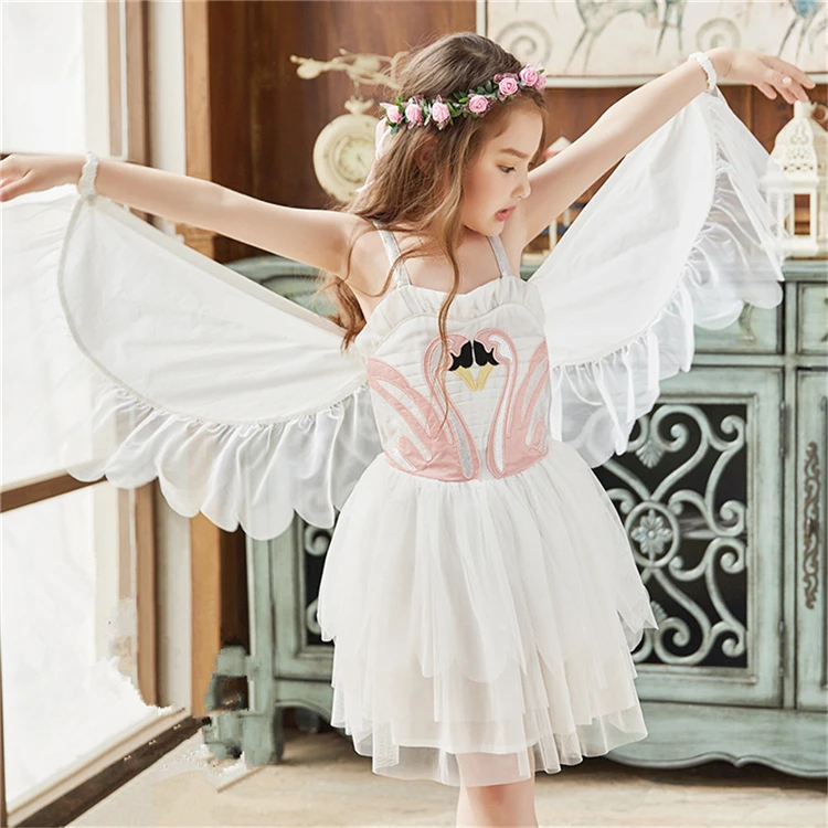 Детское платье с крылышками на плечах