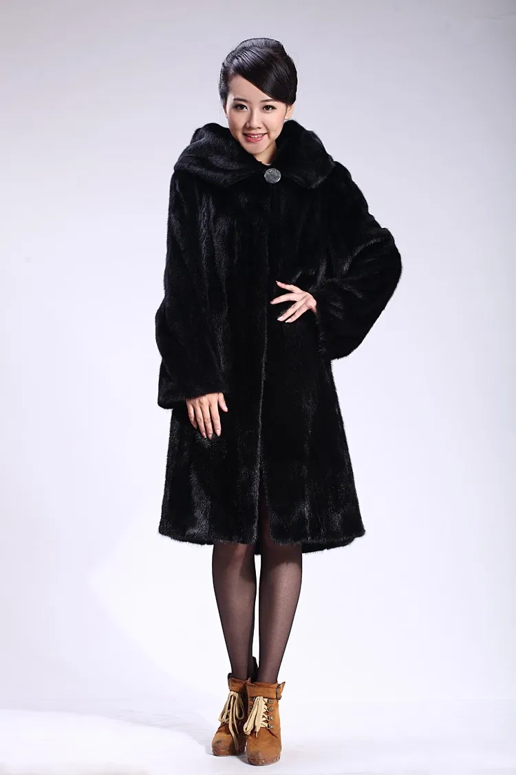 中长黑色水貂皮大衣与妇女的引擎盖