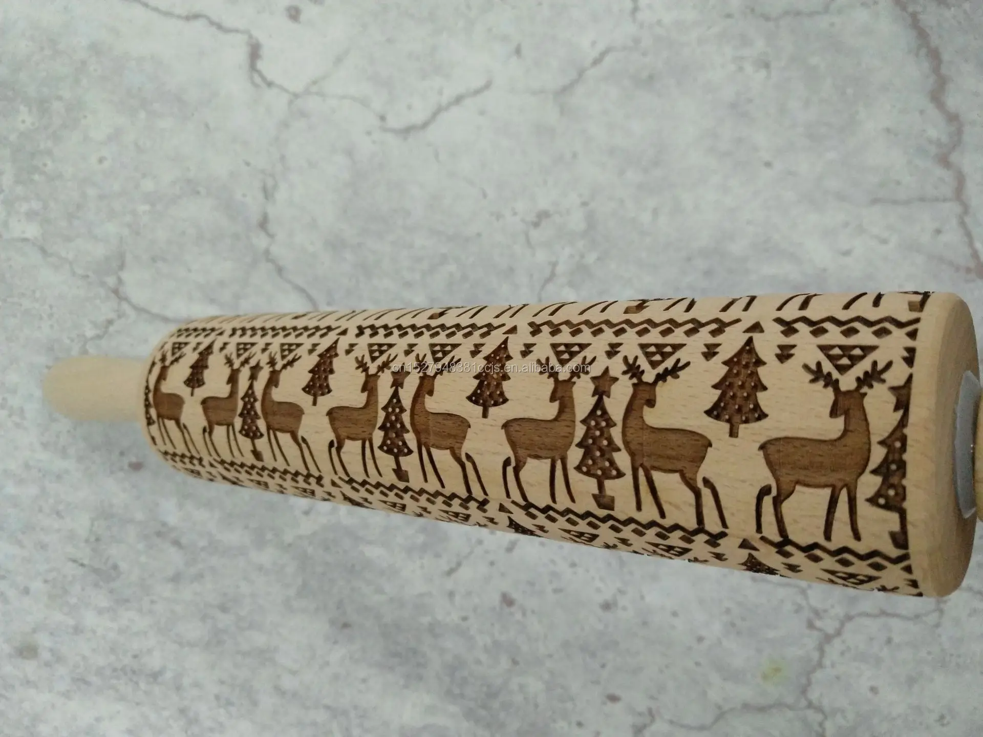 Rodillo de madera tallada con grabado navideño 