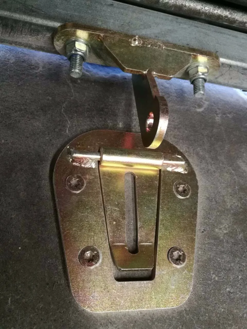 车库地面结实耐用卷帘门锁,安全锁,防盗门锁