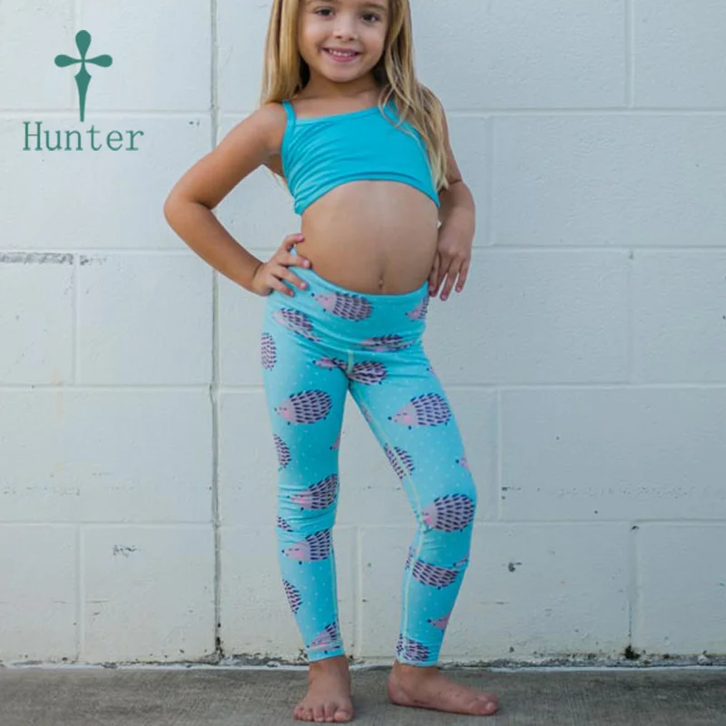 ребенок 1 год. маленькие девчонки на горшке. плотный ребенок. мальчик без одежды. плотный ребенок.