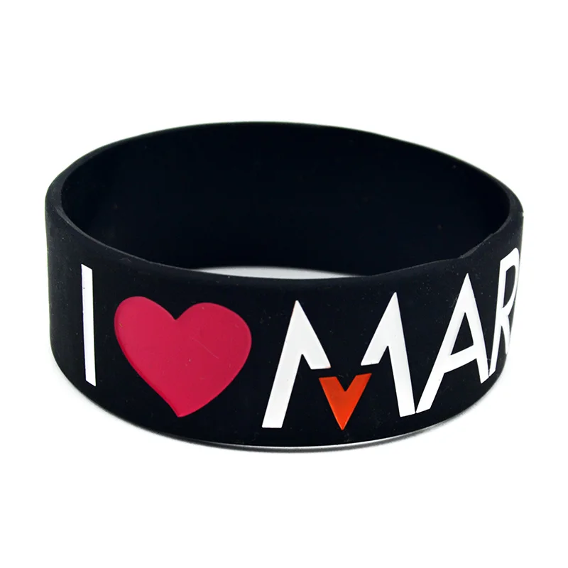 maroon wristband