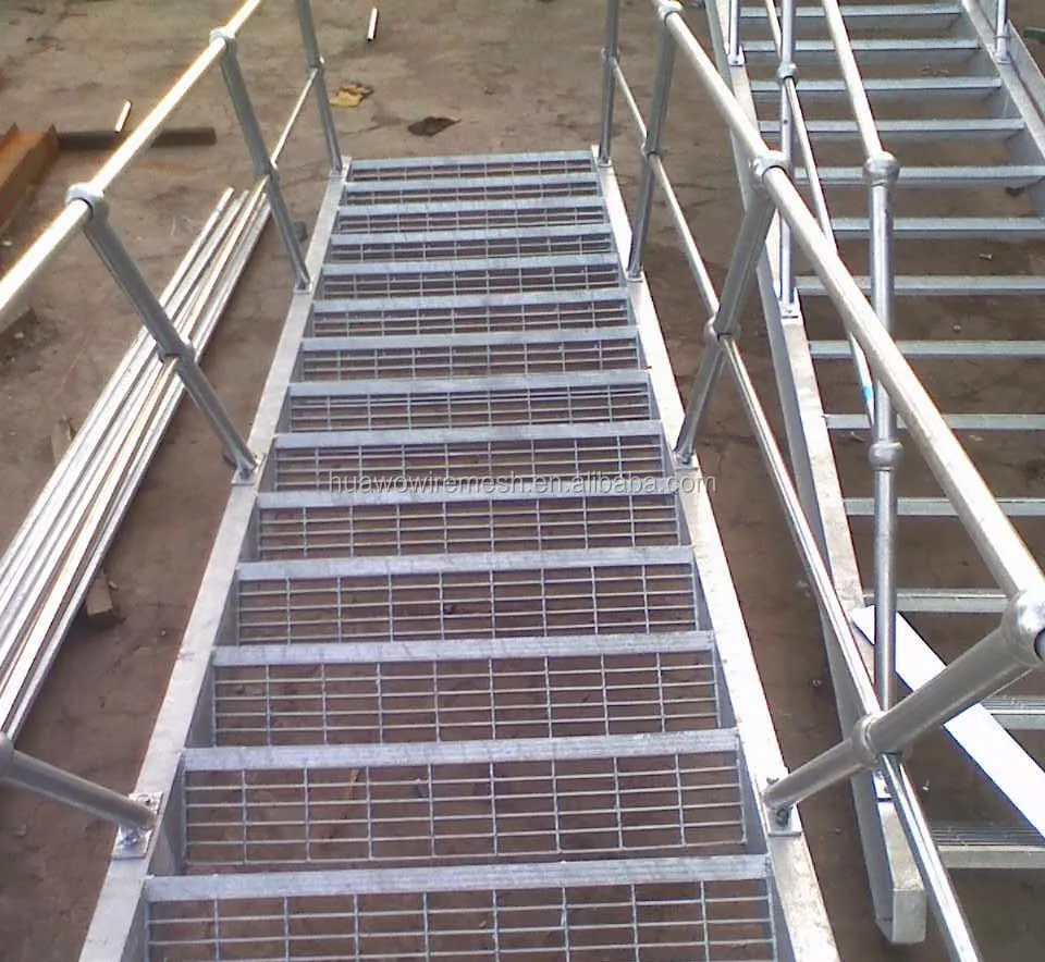 Ступеньки решетки. Металлический настил. Решетчатый настил лестница. Металлическая лестница с решетчатым настилом. Оцинкованные металлические лестницы.