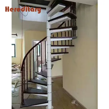 Ático De Madera De Cerezo Huellas De Escalera De Caracol De Hierro