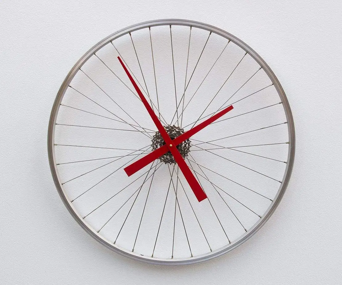 12 часов на велосипеде. Час настенные «Bike Wheel Clock». Часы колесо наручные. Центральное колесо часов. Часовое колесо для монтажа.