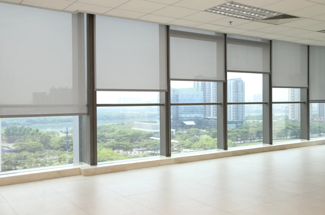 Blackout Chain Driven Roller Blinds With High Quality Component Window