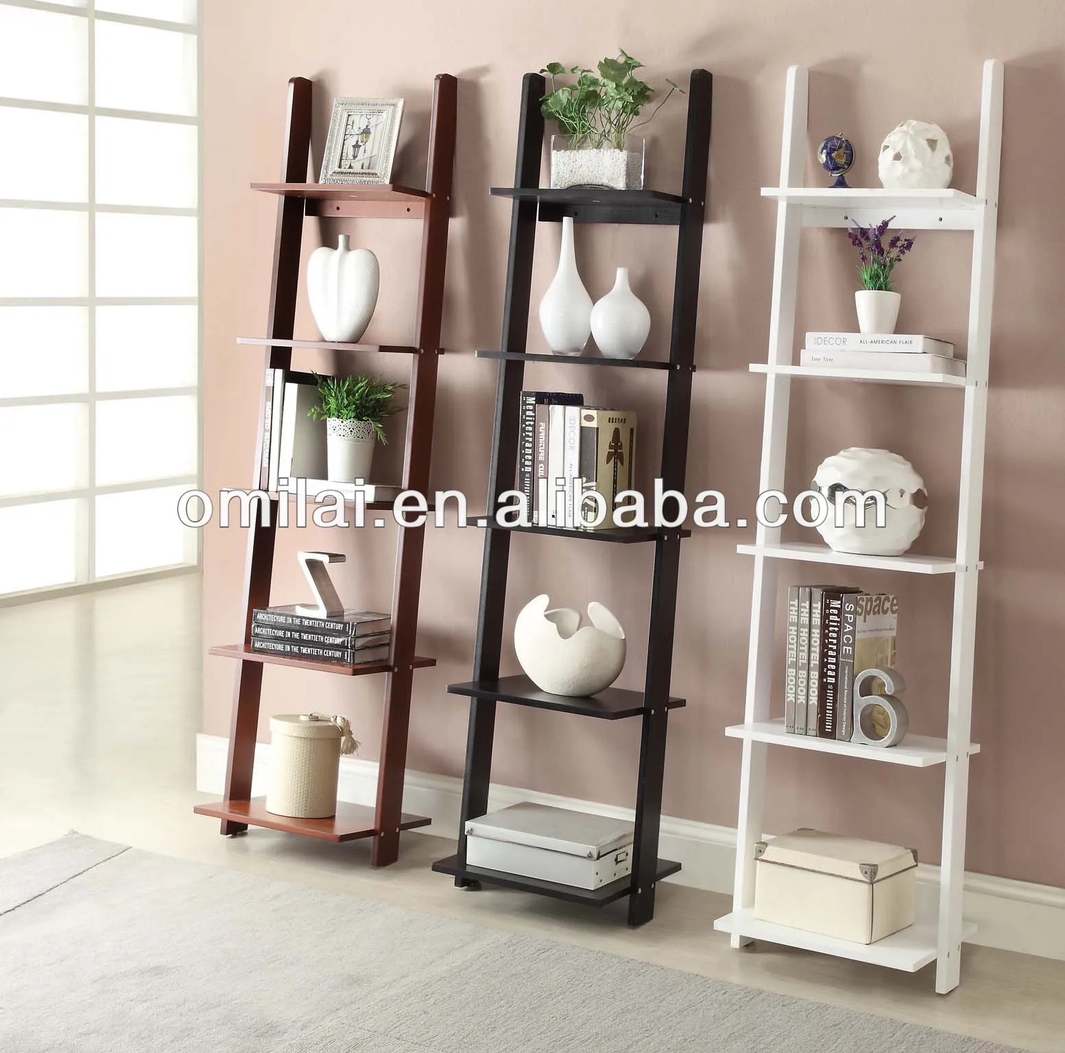 Mur étagère décoratifs échelles dans le salon meubles en bois id ...