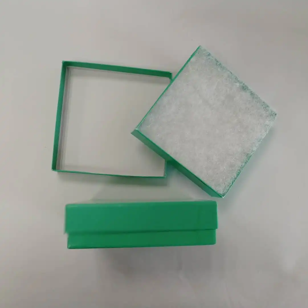 12pcs feuille d'argent coton remplis de boîtes-cadeaux bijoux 3 1/2" X 3 1/2" x 1" 12pcs feuille d'argent coton remplis de boîtes-cadeaux bijoux 3 1/2" X 3 1/2" x 1"