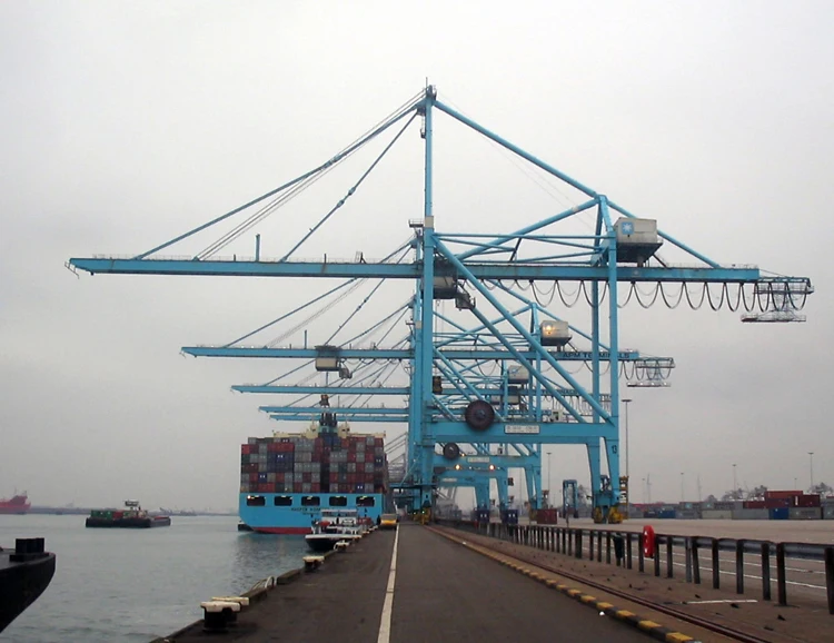 STS type container handling gantry crane of ship