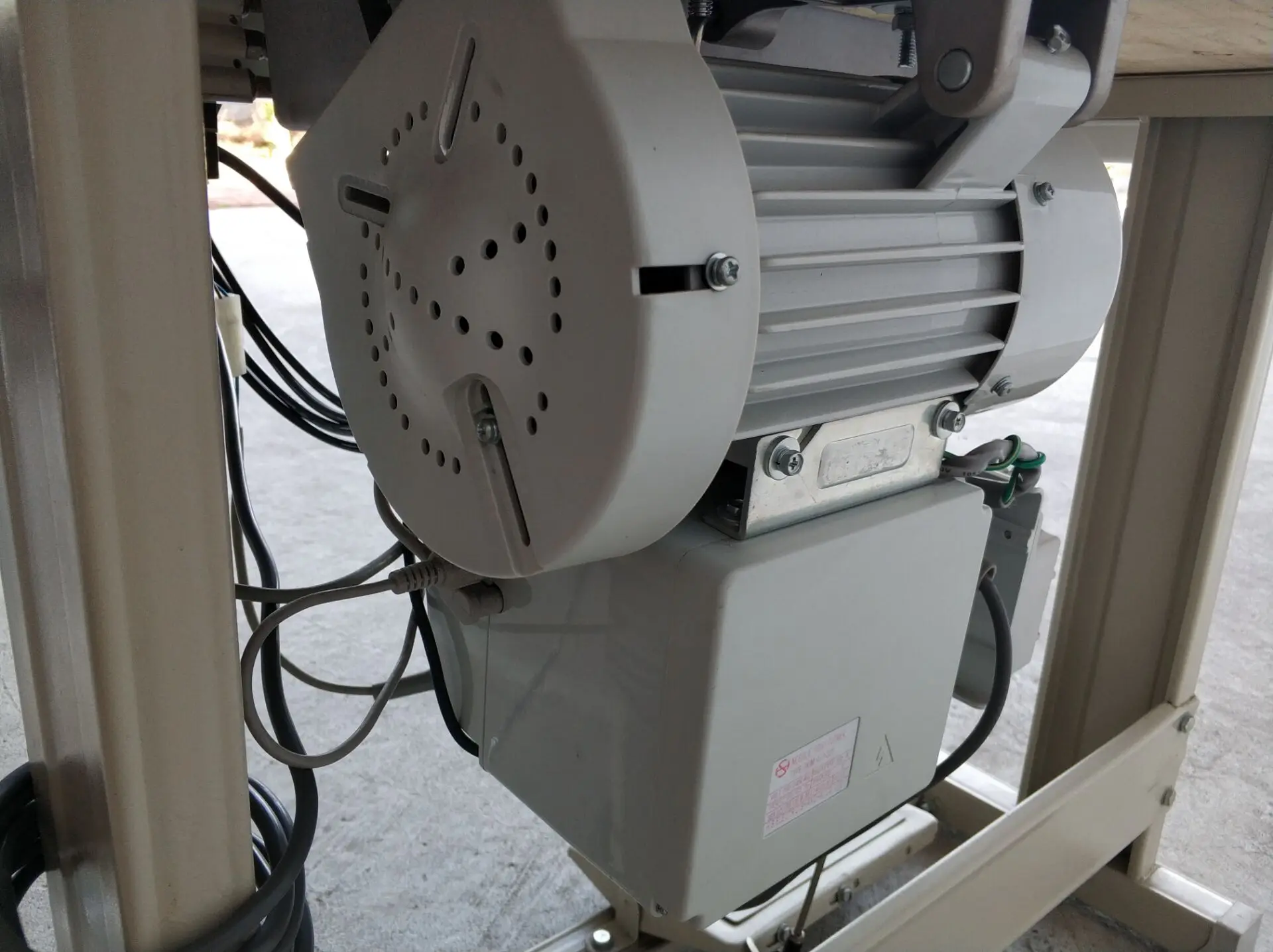 Thermal clothing sewing machine