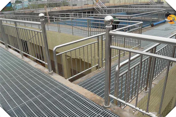 কিচেন গ্যালভানাইজড ফ্লোর গ্রেটিং 3 মিমি 4 মিমি সেরেটেড বার হাই বিয়ারিং 8