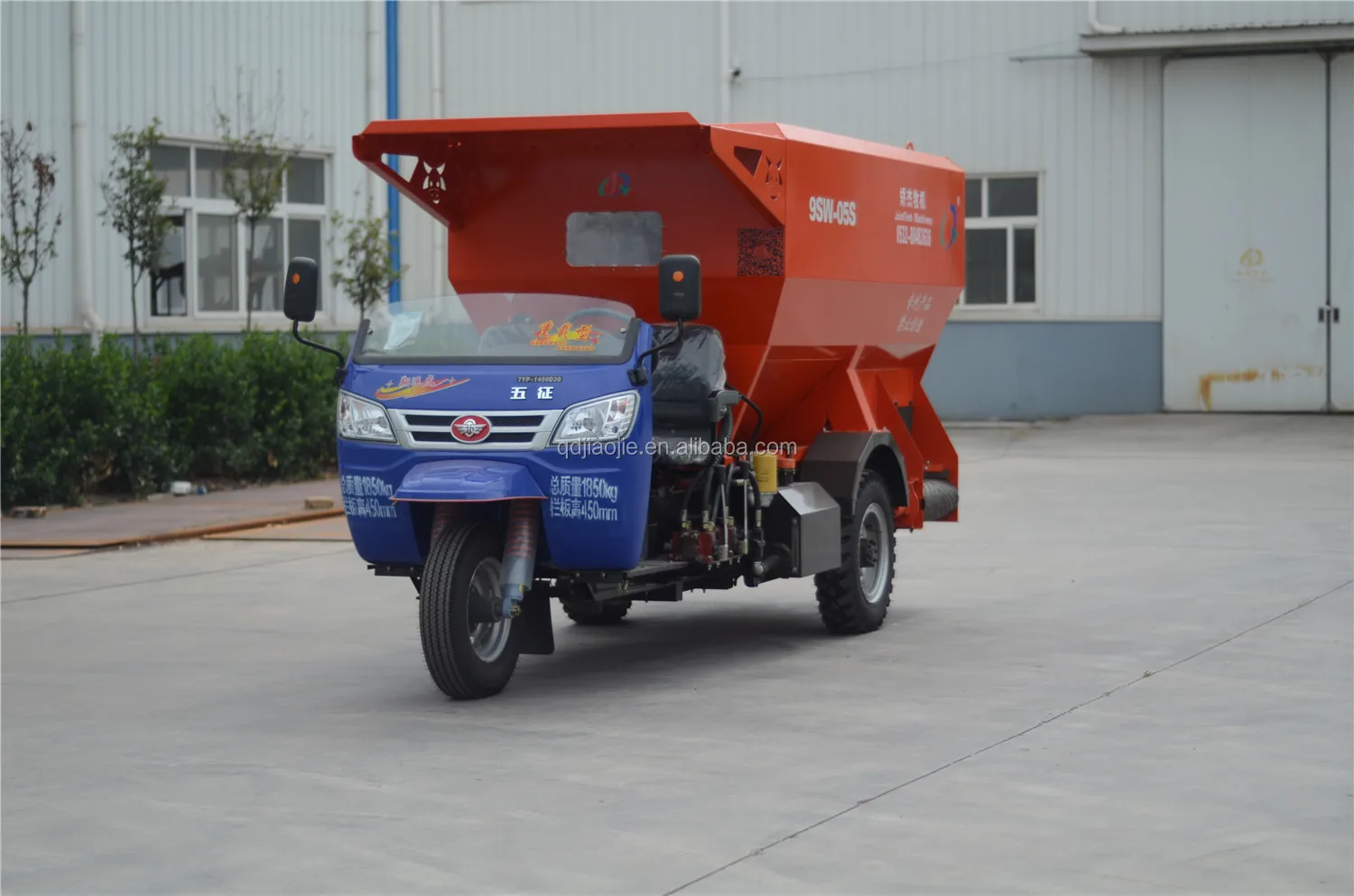 5 And 7 Cubic Meters Diesel Power Tricycle Cattle Feed Distributor Feed