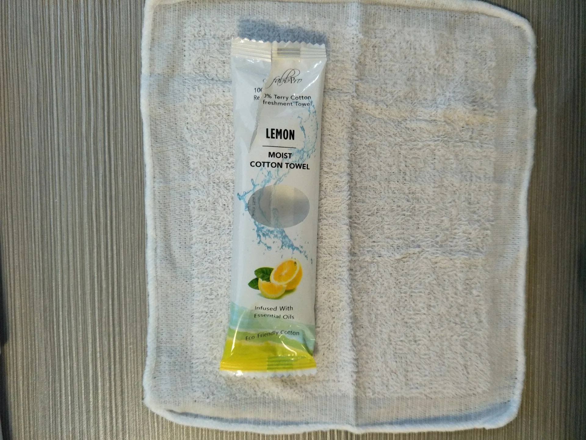 Hot Selling Portable Lemon Scented Rolled Wet Towel Wet Towelettes