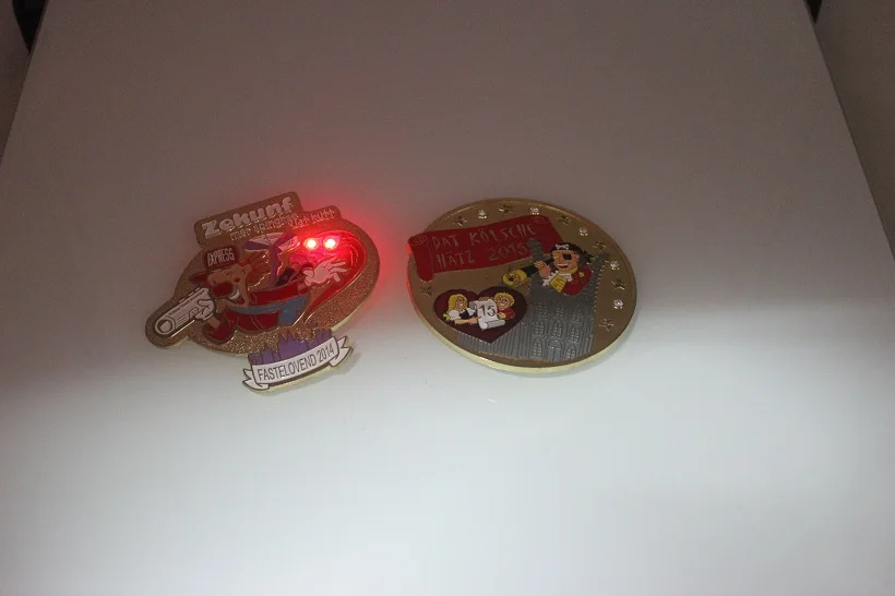 LED badge Brooch 01.jpg
