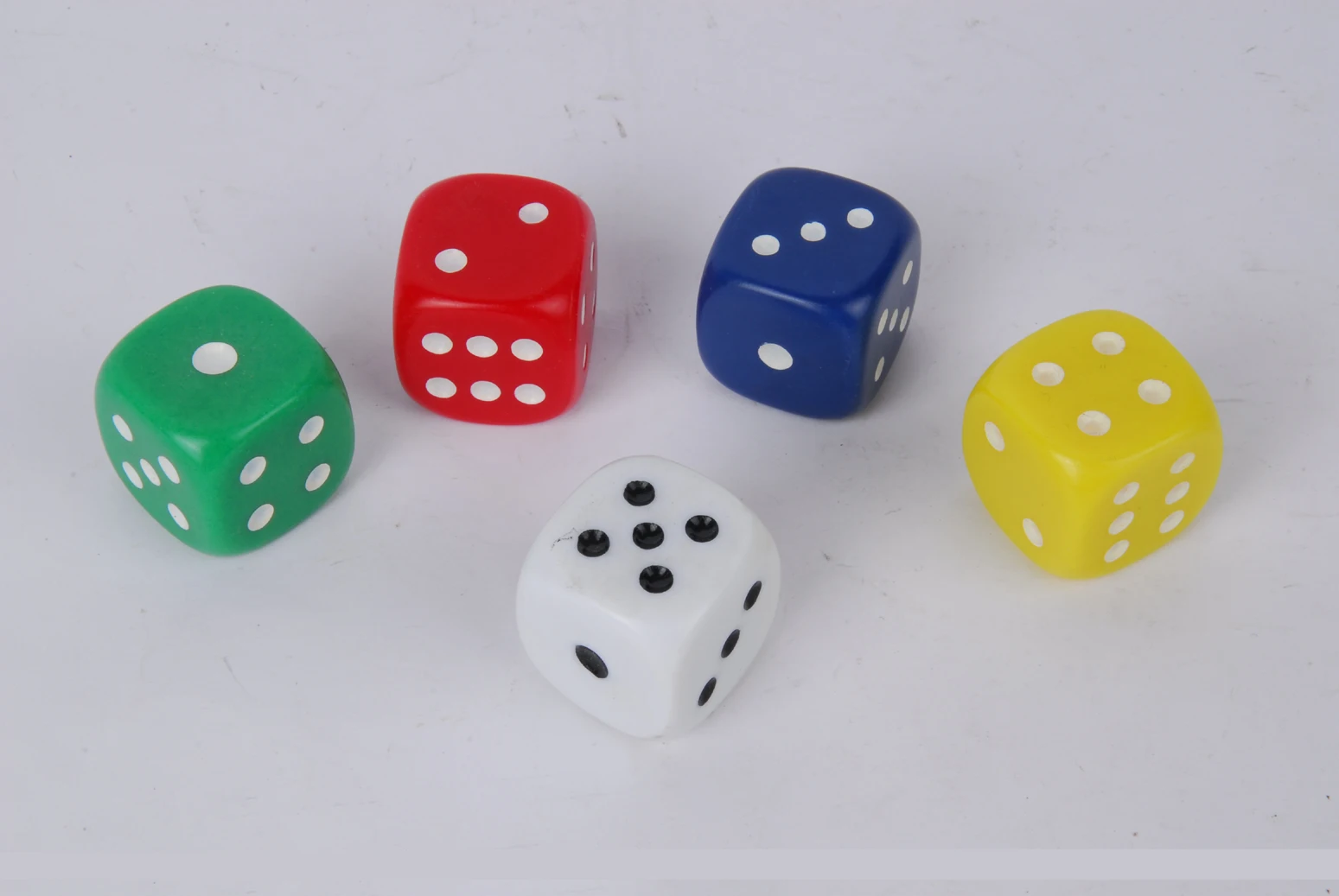 игральные кости зеленые. зеленый игральный кубик. кости игральные; дайсы; кубики игральные. кубики дайсы. кубик кости.