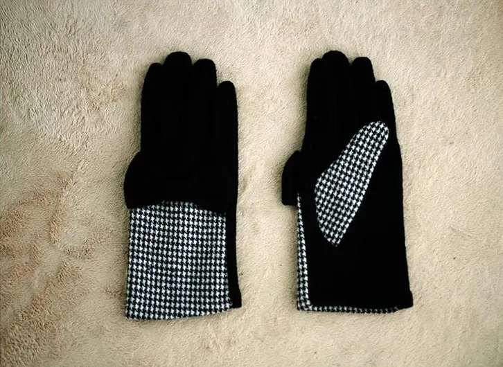 Lady's woolen gloves with butterfly