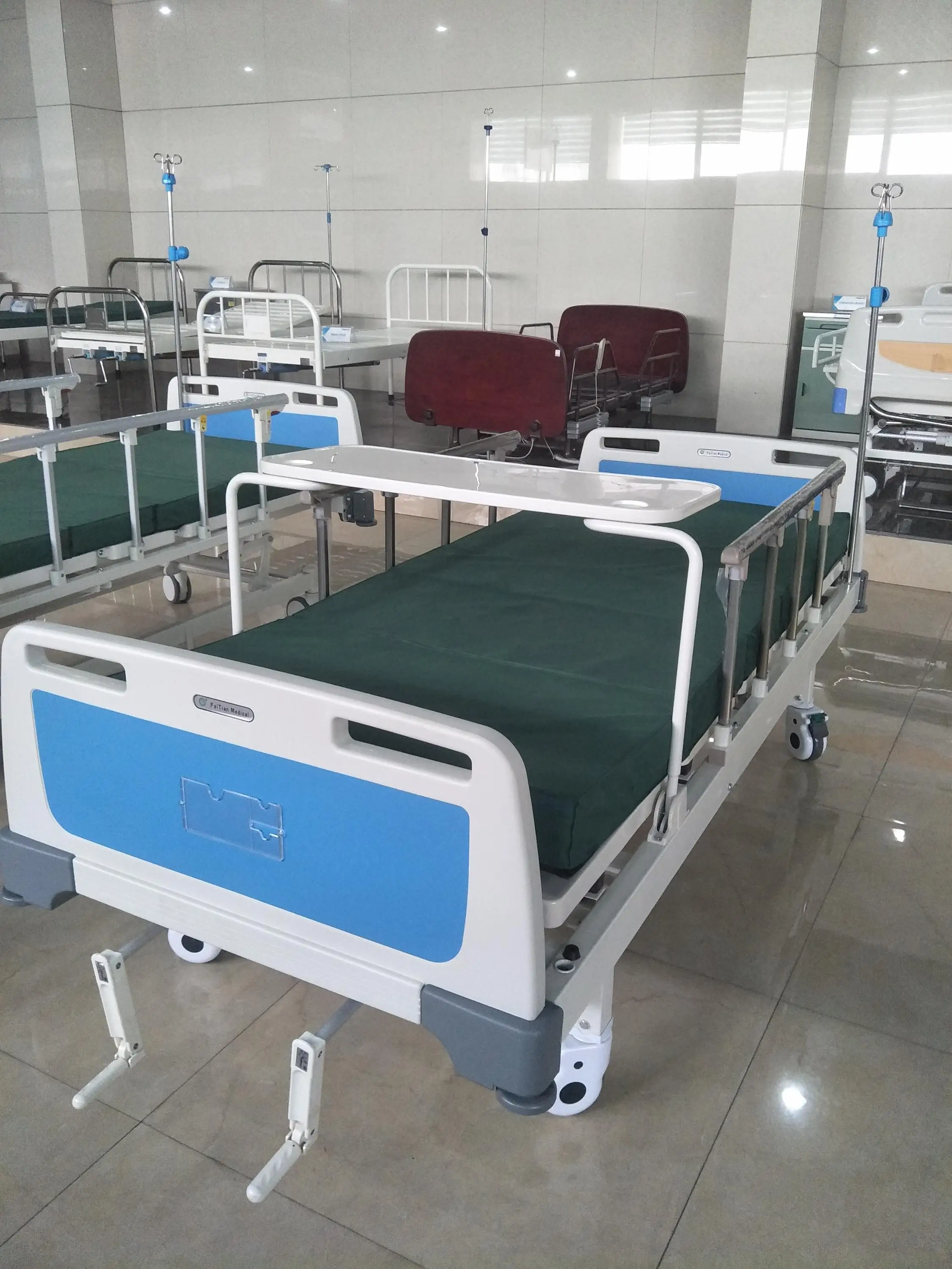 simple design 2 cranks hospital and home used beds for patient