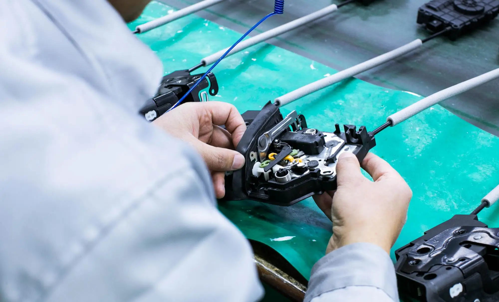 Electric suction door